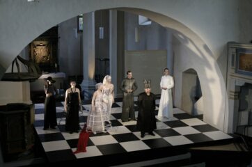 Oper in der Kirche - die Sänger und Sängerinnen der Kammeroper Schloss Rheinsberg treten als Schachfiguren auf.