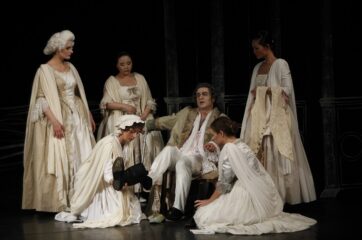Opernvorstellung im Schlosstheater - der Cast komplett in weiße historische Kostüme gekleidet.