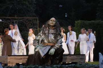 Szene aus der Oper Rusalka im Heckentheater 2011.