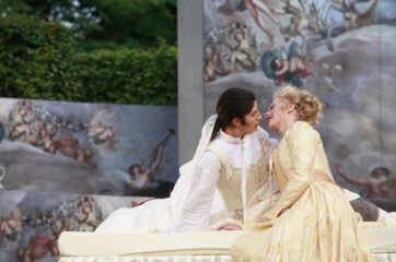 Kurz vor dem Kuss - die Aufführung von Figaros 2012 im Heckentheater.