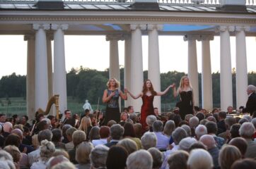 Drei Sängerinnen bei der Operngala 2012 im Schlosshof vor begeistertem Publikum.