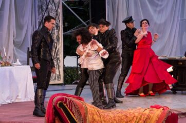 Szene aus Tosca im Heckentheater 2016 - Wachen halten einen verletzten Mann, der sich wehrt.