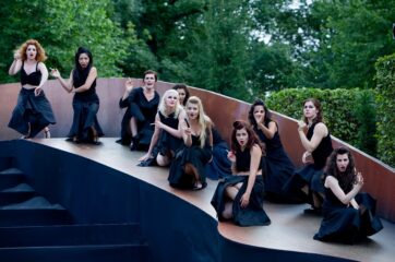 Die Carmenitas - komplett in schwarz gekleidet - auf der Bühne des Heckentheaters.