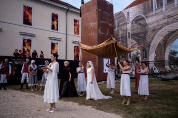 Prozession auf der Bühne am Kavalierhaus bei der Oper Gli Orazi e i Curiazi 2019.